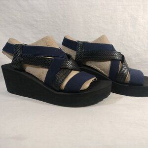 🖤💙 Muk Luk’s Sabine Wedge Sandal 💙🖤